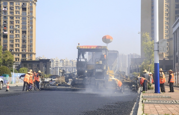 2020年3月20日上午，宜春市高士北路路面改造工程快速推進(jìn)，施工現(xiàn)場一片繁忙景象